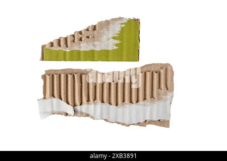 Weiße und grüne Reste aus recyceltem grünen und schwarzen Karton, isoliert auf weiß. Design-Elemente aus Packpapier. Schäbige Fragmente des Schiffes Stockfoto