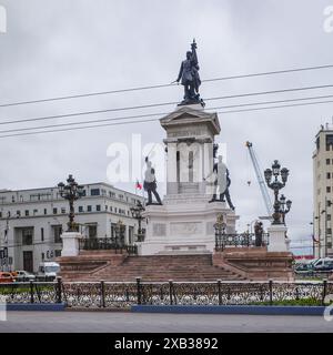 Valparaiso, Chile – 27. November 2023: Denkmal auf dem Sotomayor-Platz, das den gefallenen Marinehelden aus der Schlacht von Iquique gewidmet ist Stockfoto