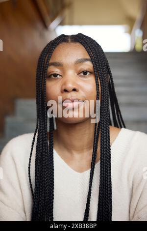 Junge Frau mit geflochtenen Haaren Stockfoto
