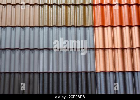 Beispiele des bunten Dachmetalls für den Hausbau. Konstruktion Stockfoto