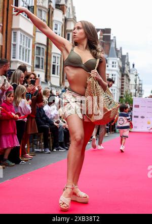 London, Großbritannien. Juni 2024. Afton McKeith bei der St John's Wood High Street Festival Fashion Show in der St John's Wood High Street in London. Quelle: SOPA Images Limited/Alamy Live News Stockfoto