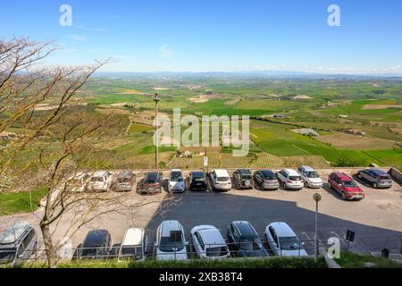 Montalcino, Italien - 26. April 2023: Parkplatz im Dorf Montalcino in der Toskana während des Frühlingstages. Italien Stockfoto