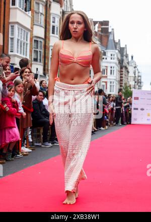 London, Großbritannien. Juni 2024. Afton McKeith bei der St John's Wood High Street Festival Fashion Show in der St John's Wood High Street in London. Quelle: SOPA Images Limited/Alamy Live News Stockfoto