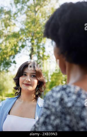 Lächelnde schöne Frau mit Freund Stockfoto