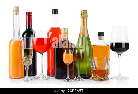 Flaschen und Gläser mit verschiedenen alkoholischen Getränken isoliert auf weiß Stockfoto