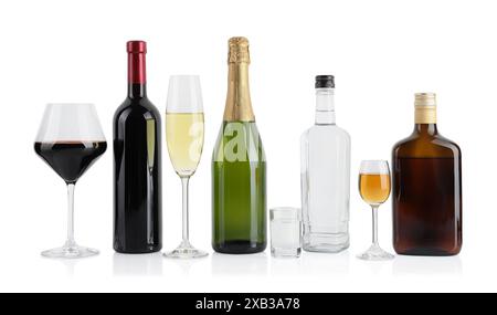 Flaschen und Gläser mit verschiedenen alkoholischen Getränken isoliert auf weiß Stockfoto