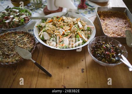 Hähnchensalat mit Beilagen auf dem Tisch Stockfoto