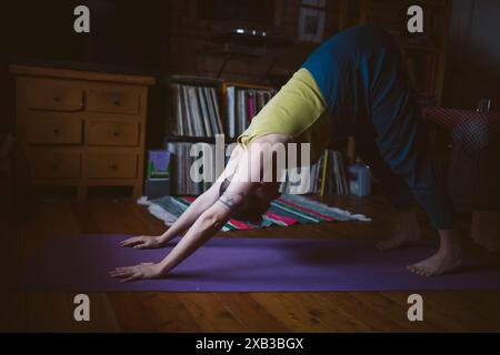 Schwangeren Yoga zu Hause Stockfoto