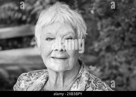 Dame Judi Dench, berühmte englische Schauspielerin, lächelt und schaut in die Kamera aus nächster Nähe, Chelsea Flower Show 2024 Stockfoto