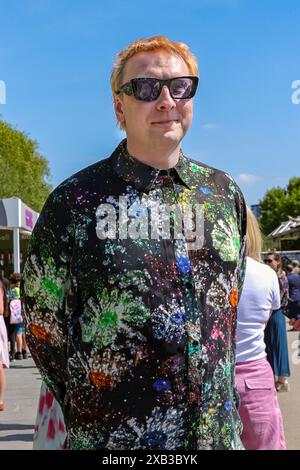 Joe Lycett, britischer Komiker, in farbenfroher Blumenmode auf der RHS Chelsea Flower Show in London Stockfoto