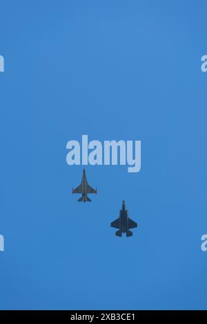 Zwei Kampfjets am Himmel während der internationalen NATO-Übung 'Ramstein 1v1' am 6. Juni 2024 Stockfoto