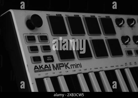 Die Tasten am Akai MPK Mini Midi-Controller sind schwarz-weiß. Wird zur Musikproduktion verwendet Stockfoto