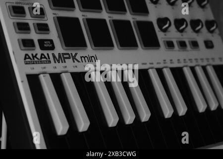 Die Tasten am Akai MPK Mini Midi-Controller sind schwarz-weiß. Wird zur Musikproduktion verwendet Stockfoto