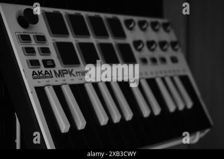 Die Tasten am Akai MPK Mini Midi-Controller sind schwarz-weiß. Wird zur Musikproduktion verwendet Stockfoto