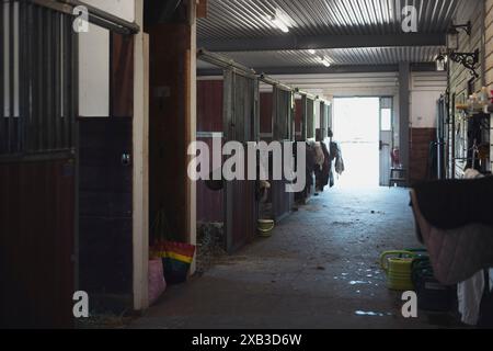 Das Innere des Stalls auf der Ranch Stockfoto