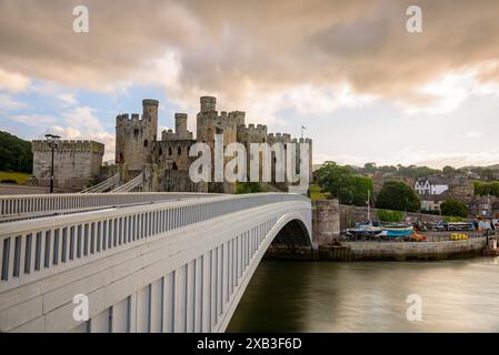 Blick auf Convy Castle unter dramatischem Himmel bei Sonnenuntergang Stockfoto