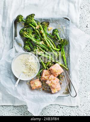 Gebackener Lachs in der Nähe von geröstetem Brokkoli mit Suppe im Tablett Stockfoto