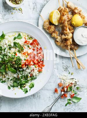 Salat mit Lachsfisch auf Stäbchen mit Limette und Dip Stockfoto
