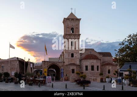 Larnaka, Zypern - 03. Februar 2024: Die Heilige Kirche des Heiligen Lazarus im späten 9. Jahrhundert bei Sonnenuntergang. Stockfoto