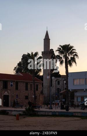 Larnaka, Zypern - 03. Februar 2024: Minarett der Djami-Kebir-Moschee neben dem Schloss Larnaka bei Sonnenuntergang. Stockfoto