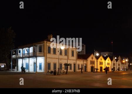 Larnaca, Zypern - 03. Februar 2024: Die Bezirksverwaltung Larnaca auf dem Europaplatz bei Nacht. Stockfoto