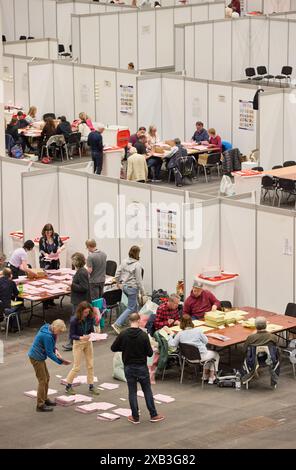 10. Juni 2024, Hamburg: Wahlhelfer in den Messehallen zählen die Stimmen nach der Landtagswahl. Foto: Georg Wendt/dpa Stockfoto