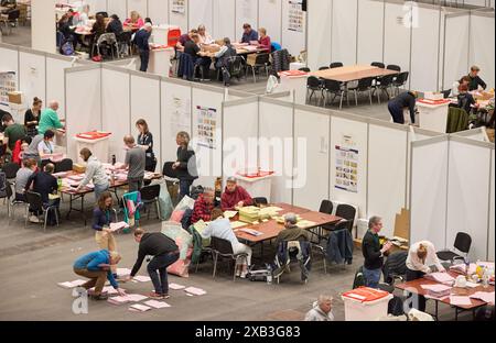 10. Juni 2024, Hamburg: Wahlhelfer in den Messehallen zählen die Stimmen nach der Landtagswahl. Foto: Georg Wendt/dpa Stockfoto