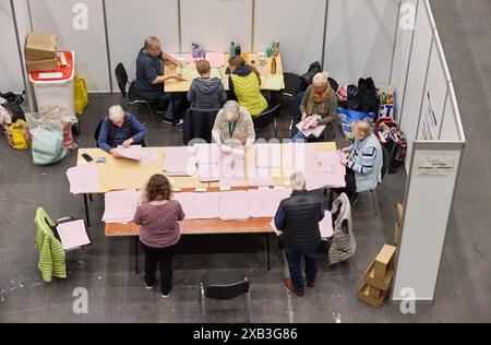 10. Juni 2024, Hamburg: Wahlhelfer in den Messehallen zählen die Stimmen nach der Landtagswahl. Foto: Georg Wendt/dpa Stockfoto