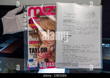 London, Großbritannien. 10. Juni 2024. Ein Mitarbeiter präsentiert „an Early Handwritten Fragebogen for MIZZ Magazine“, 2009, von Taylor Swift (Est. £2.000 - £3.000) bei einer Vorschau auf Bonhams’ Rock, Pop & Film Sale. Die Lose werden am 12. Juni in Bonham's Knightsbridge Galeries versteigert. Quelle: Stephen Chung / Alamy Live News Stockfoto