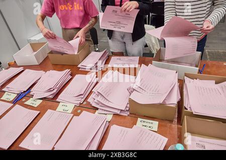 10. Juni 2024, Hamburg: Wahlhelfer in den Messehallen zählen die Stimmen nach der Landtagswahl. Foto: Georg Wendt/dpa Stockfoto