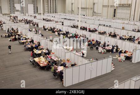 10. Juni 2024, Hamburg: Wahlhelfer in den Messehallen zählen die Stimmen nach der Landtagswahl. Foto: Georg Wendt/dpa Stockfoto