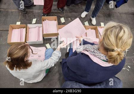 10. Juni 2024, Hamburg: Wahlhelfer in den Messehallen zählen die Stimmen nach der Landtagswahl. Foto: Georg Wendt/dpa Stockfoto