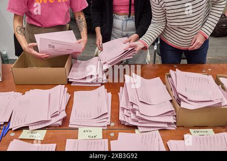 10. Juni 2024, Hamburg: Wahlhelfer in den Messehallen zählen die Stimmen nach der Landtagswahl. Foto: Georg Wendt/dpa Stockfoto