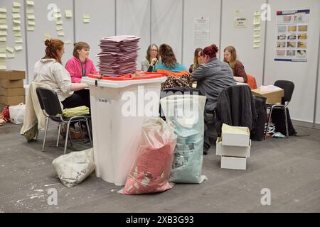 10. Juni 2024, Hamburg: Wahlhelfer in den Messehallen zählen die Stimmen nach der Landtagswahl. Foto: Georg Wendt/dpa Stockfoto