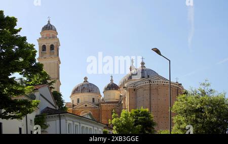 Blick auf die Rückseite der Basilika Santa Giustina in Padua, Veneto, Italien Stockfoto