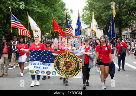 157. Memorial Day Parade am 27. Mai 2024 IN BAY RIDGE, BROOKLYN, NEW YORK. Mitglieder einer lokalen amerikanischen Legion marschieren mit einem Banner. Stockfoto