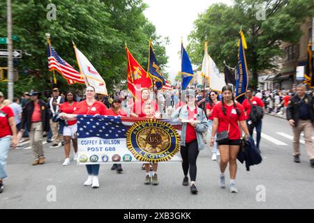 157. Memorial Day Parade am 27. Mai 2024 IN BAY RIDGE, BROOKLYN, NEW YORK. Mitglieder einer lokalen amerikanischen Legion marschieren mit einem Banner. Stockfoto