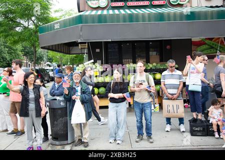 157. Memorial Day Parade am 27. Mai 2024 IN BAY RIDGE, BROOKLYN, NEW YORK. Die Zuschauer feuern die Parade an. Stockfoto