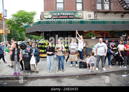 157. Memorial Day Parade am 27. Mai 2024 IN BAY RIDGE, BROOKLYN, NEW YORK. Die Zuschauer feuern die Parade an. Stockfoto