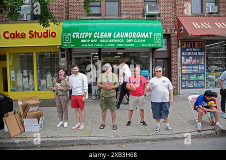 157. Memorial Day Parade am 27. Mai 2024 IN BAY RIDGE, BROOKLYN, NEW YORK. Die Zuschauer feuern die Parade an. Stockfoto