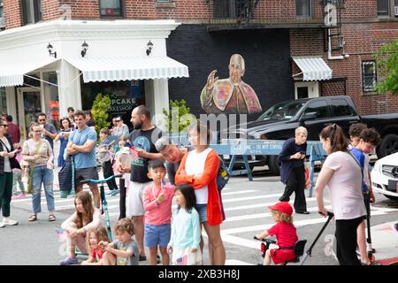 157. Memorial Day Parade am 27. Mai 2024 IN BAY RIDGE, BROOKLYN, NEW YORK. Die Zuschauer feuern die Parade an. Stockfoto