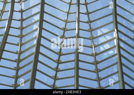 Gebäude mit vielen Glasfenstern. Das Glas ist klar und glänzend und das Gebäude hat ein modernes Design. Szene ist eine von Raffinesse und Eleganz, Stockfoto