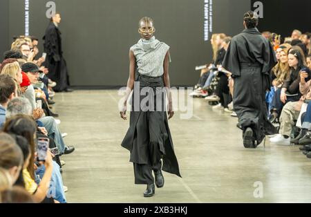 London, Großbritannien. Juni 2024. Die Graduate Fashion Week 2024 Birmingham City University und die University of Derby Catwalk zeigen die Credit: Ian Davidson/Alamy Live News Stockfoto