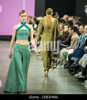 London, Großbritannien. Juni 2024. Die Graduate Fashion Week 2024 Birmingham City University und die University of Derby Catwalk zeigen die Credit: Ian Davidson/Alamy Live News Stockfoto