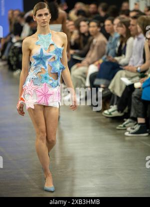 London, Großbritannien. Juni 2024. Die Graduate Fashion Week 2024 Birmingham City University und die University of Derby Catwalk zeigen die Credit: Ian Davidson/Alamy Live News Stockfoto