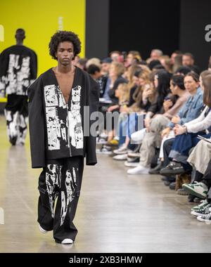 London, Großbritannien. Juni 2024. Die Graduate Fashion Week 2024 Birmingham City University und die University of Derby Catwalk zeigen die Credit: Ian Davidson/Alamy Live News Stockfoto