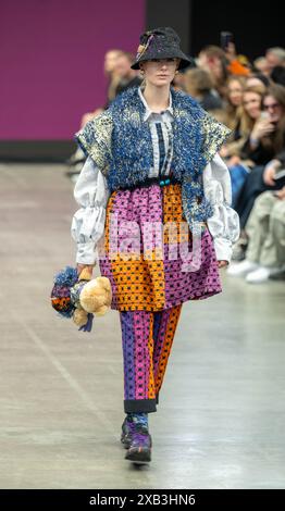 London, Großbritannien. Juni 2024. Die Graduate Fashion Week 2024 Birmingham City University und die University of Derby Catwalk zeigen die Credit: Ian Davidson/Alamy Live News Stockfoto