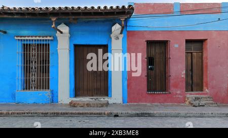 361 Alte, unbemalte Holztüren an Fassaden, azurblau und kastanienbraun und blau bemalt, Kolonialhäuser aus dem 18. Jahrhundert am Plaza Carmen Square. Camaguey-Kuba. Stockfoto