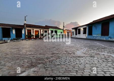 365 die letzte 1732 n. Chr. legte die Plaza San Juan de Dios Square Kolonialgebäude mit roten Ziegeldächern, eisengelladen und Kopfsteinpflaster. Camaguey-Kuba. Stockfoto