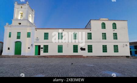 367 nach Osten gerichtete Hauptfassade der Kirche Iglesia San Juan de Dios und des ehemaligen Krankenhauses, das 1728 auf dem gleichnamigen Platz erbaut wurde. Camaguey-Kuba. Stockfoto